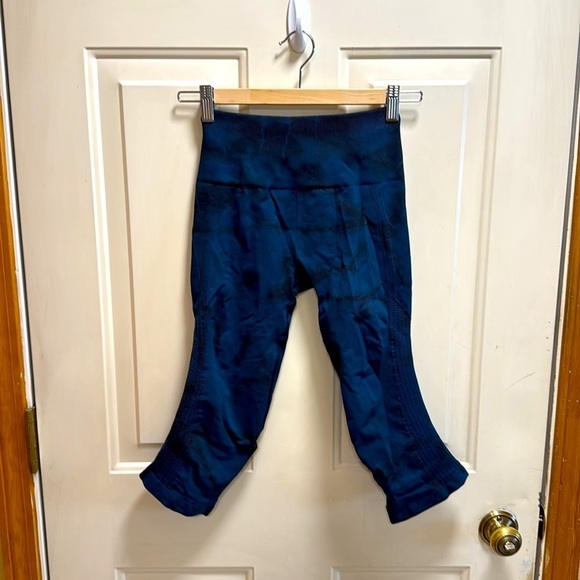 Lululemon Flow and Go Crop Alberta Lake / Black size 2 - Picture 1 of 8